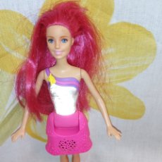Barbie y Ken: MUÑECA BARBIE A PILAS. Lote 402115234