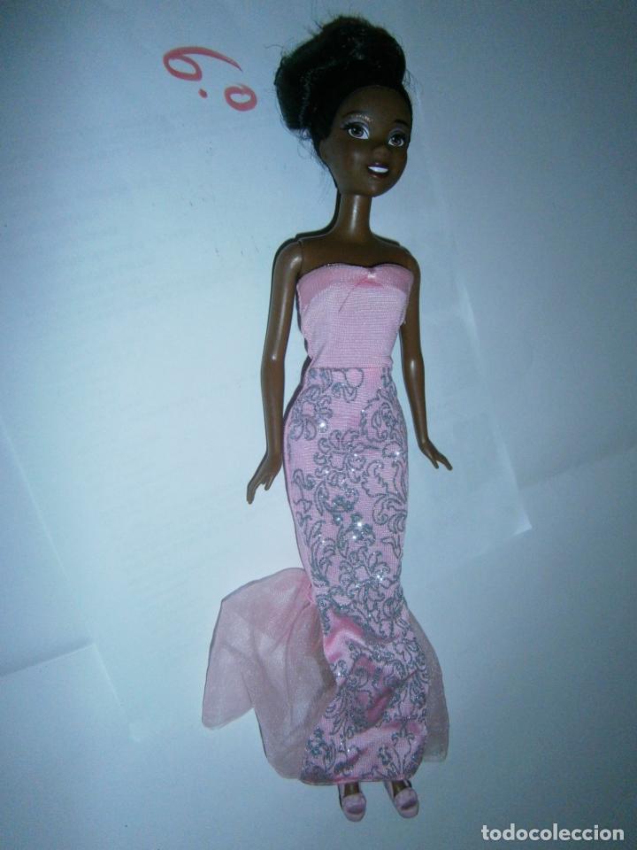 Barbie y Ken: ESPECTACULAR MU&Ntilde;ECA BARBIE CON VESTIDO - Foto 1