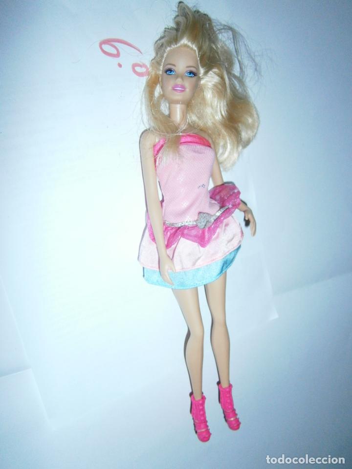 Barbie y Ken: ESPECTACULAR MU&Ntilde;ECA BARBIE CON VESTIDO - Foto 1
