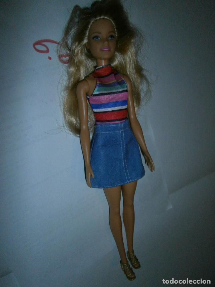 Barbie y Ken: ESPECTACULAR MU&Ntilde;ECA BARBIE CON VESTIDO - Foto 1