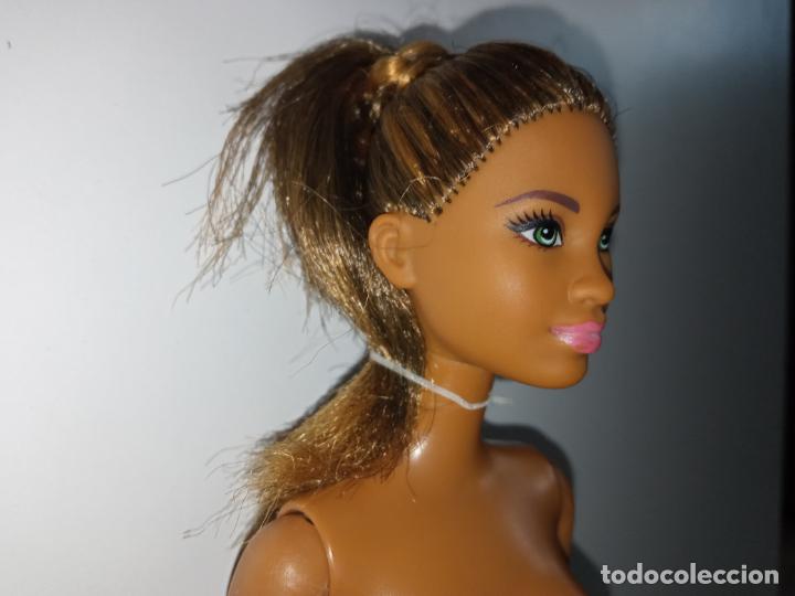 Barbie y Ken: Mu&ntilde;eca Barbie negra mulata basics - Foto 2