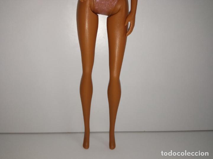 Barbie y Ken: Mu&ntilde;eca Barbie negra mulata basics - Foto 6