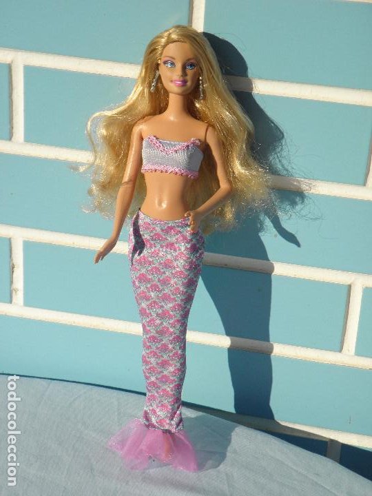 Antigua muñeca Barbie de Mattel 2010 con traje de sirena