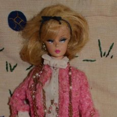 Barbie y Ken: ANTIGUA BARBIE CHANEL, TODO LO QUE LLEVA LA MUÑECA ES ORIGINAL