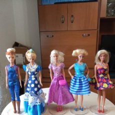 Barbie y Ken: (LOTE 3) 5 MUÑECAS BARBIE CON SOPORTES DE SUJECIÓN