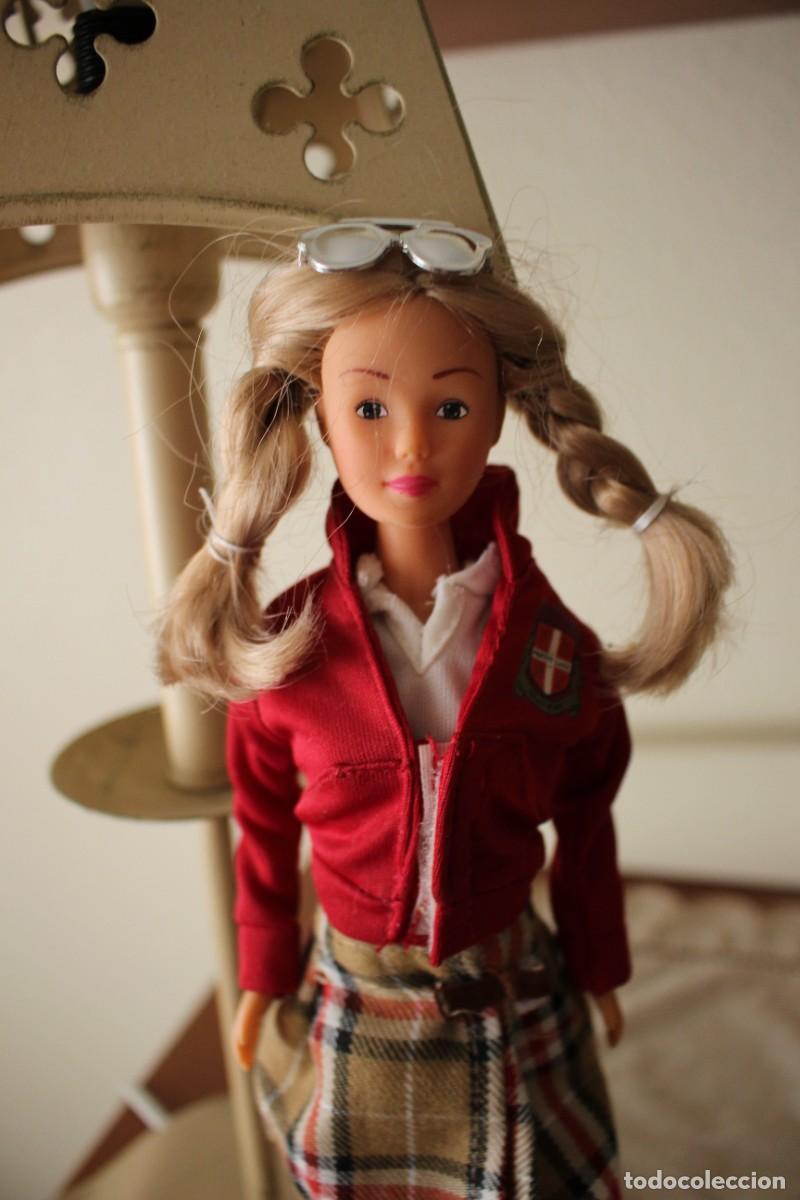 Barbie y Ken: Mu&ntilde;eca colegiala Patito Feo de Simba. - Foto 2