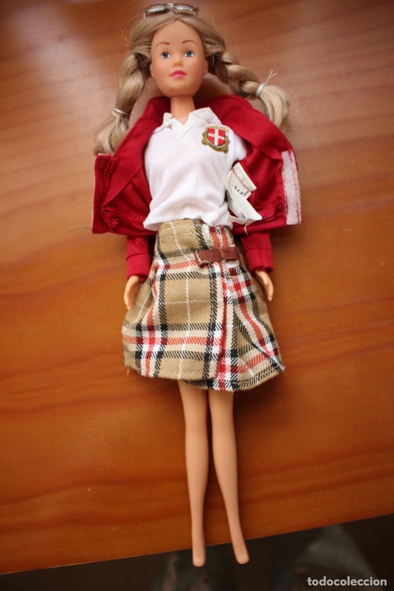 Barbie y Ken: Mu&ntilde;eca colegiala Patito Feo de Simba. - Foto 9