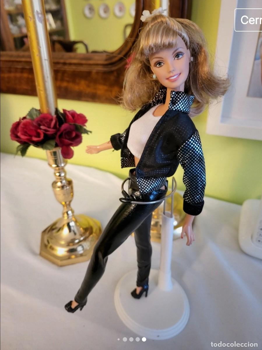 Barbie y Ken: Barbie, Sandy (Olivia Newton John)en &rdquo;GREASE&rdquo; - Foto 5