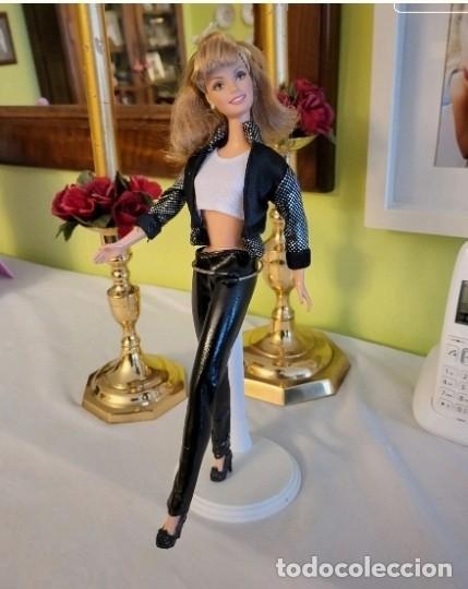 Barbie y Ken: Barbie, Sandy (Olivia Newton John)en &rdquo;GREASE&rdquo; - Foto 6