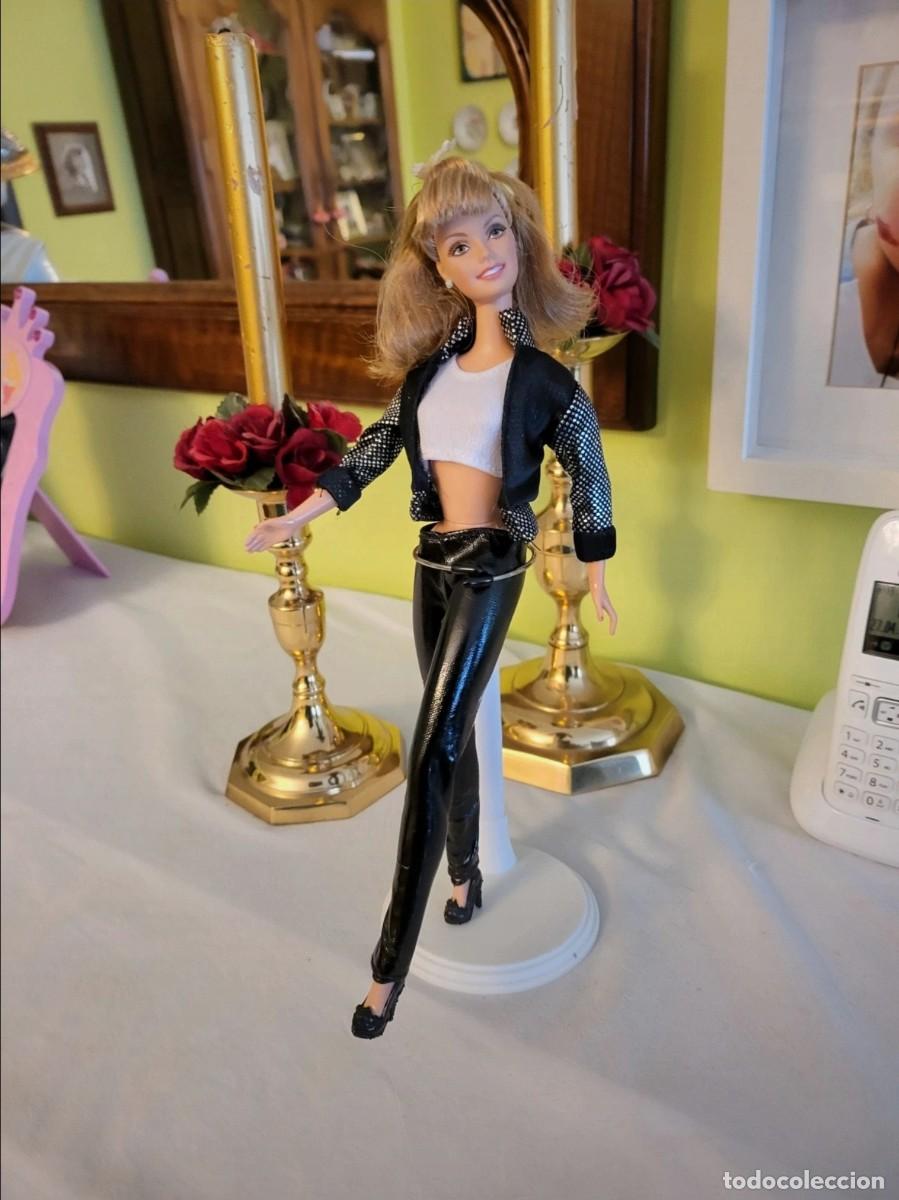 Barbie y Ken: Barbie, Sandy (Olivia Newton John)en &rdquo;GREASE&rdquo; - Foto 7