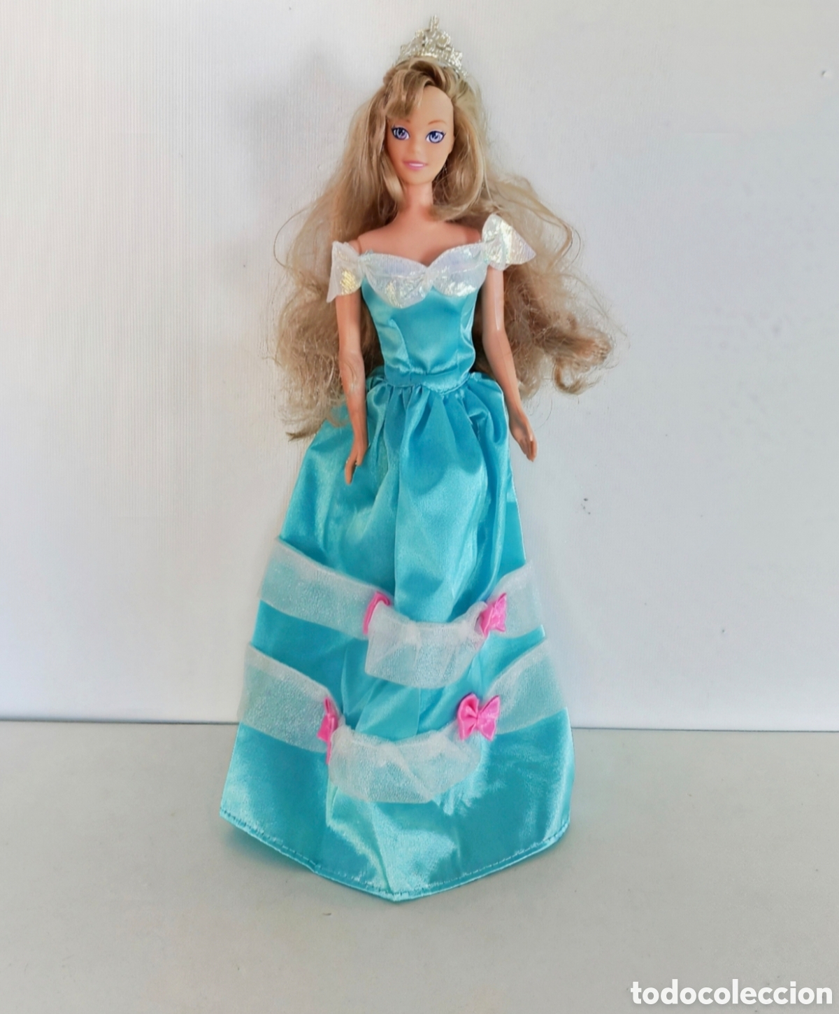 Barbie y Ken: Mu&ntilde;eca Sissi princesa 1997 con vestido azul y corona a&ntilde;os 90 Bizak Barbie piernas defectuosas