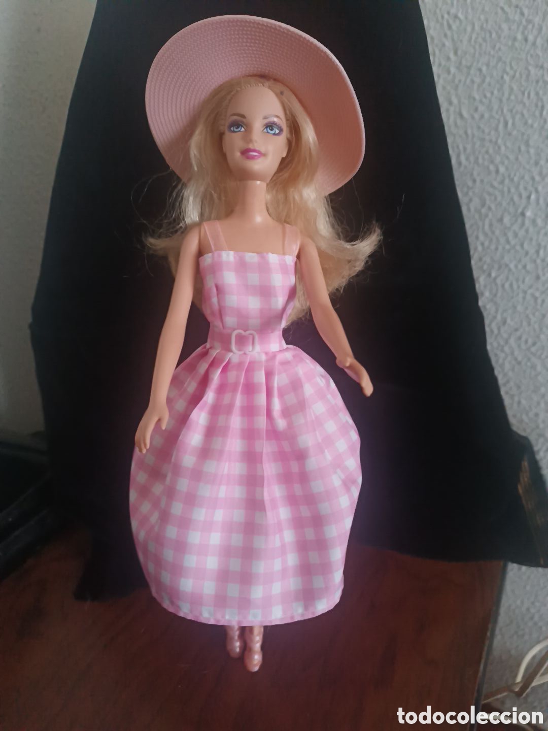 Barbie y Ken: Mu&ntilde;eca Barbie vestido rosa y sombrero