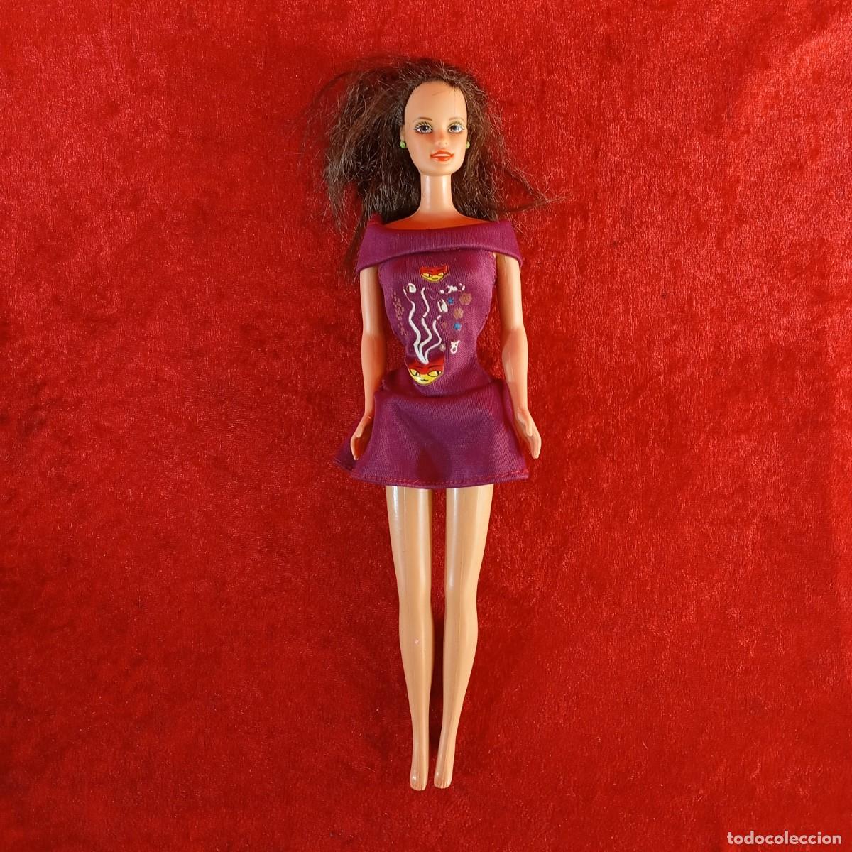 Barbie y Ken: PRECIOSA MU&Ntilde;ECA - BARBIE TERESA - VESTIDO MORADO CON GATOS - MATTEL - 1990 - 295 X 90 MM / 5648