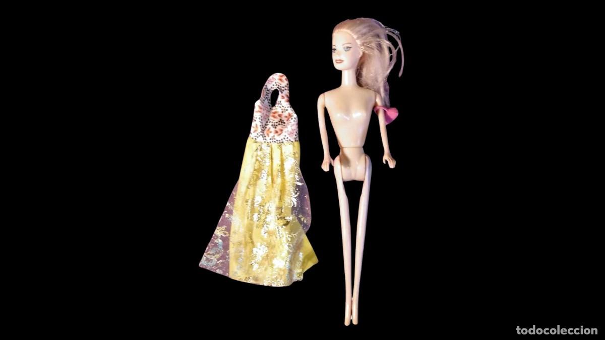 Barbie e Ken: MU&Ntilde;ECA FASHION ARTICULADA 28 CM &middot; &middot; VESTIDO BROCADO AMARILLO DORADO &middot; BOLSO CORAZ&Oacute;N ROSA &middot; 90/2000