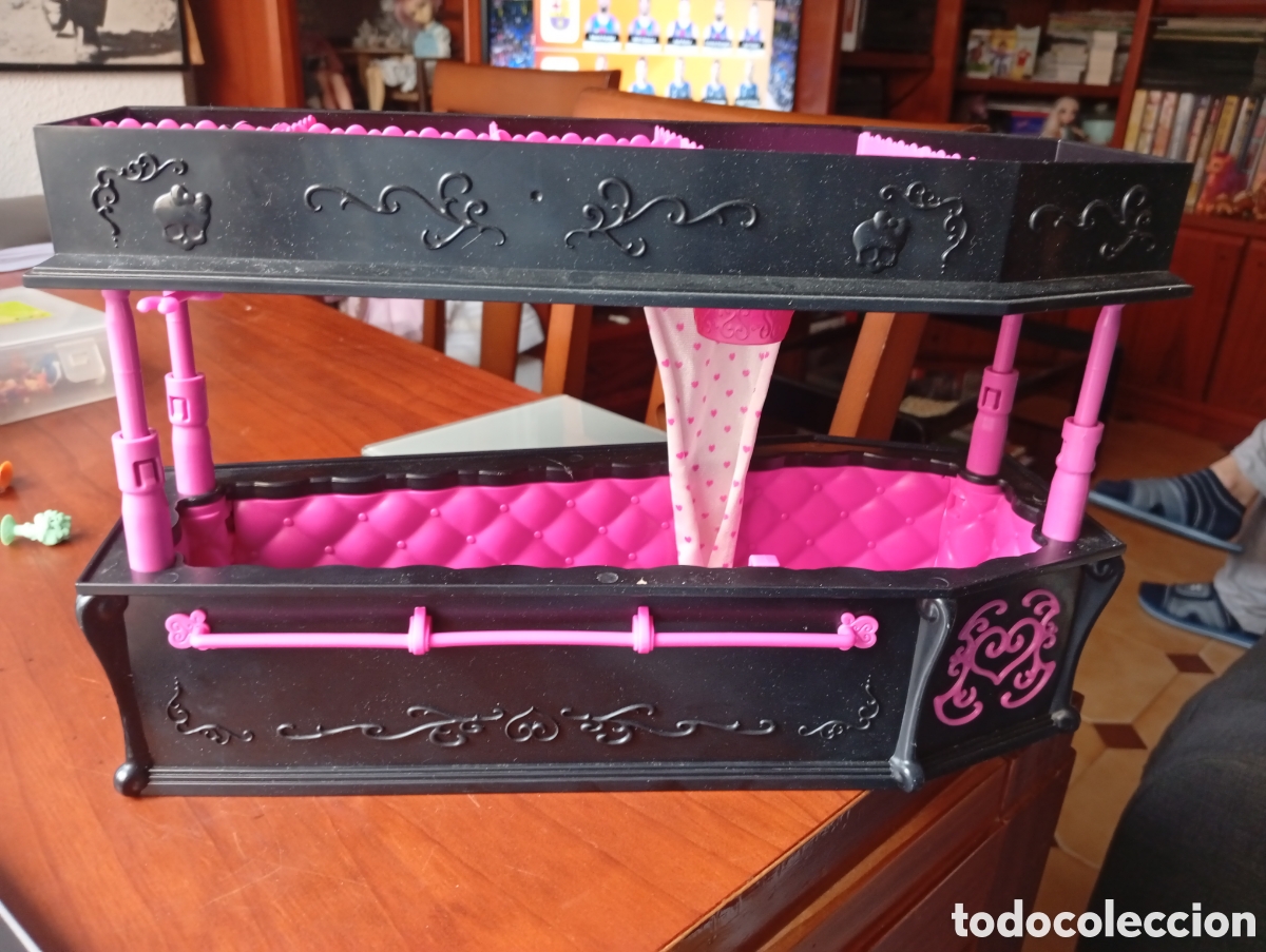 Barbie y Ken: CAMA MU&Ntilde;ECA MONSTER HIGH DRACULAURA