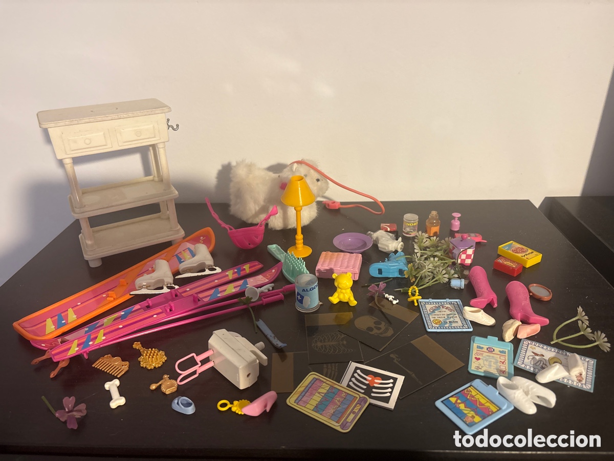 Barbie y Ken: Lote accesorios a&ntilde;os 80-90 mu&ntilde;eca Barbie (puede haber algo de Chabel mezclado)