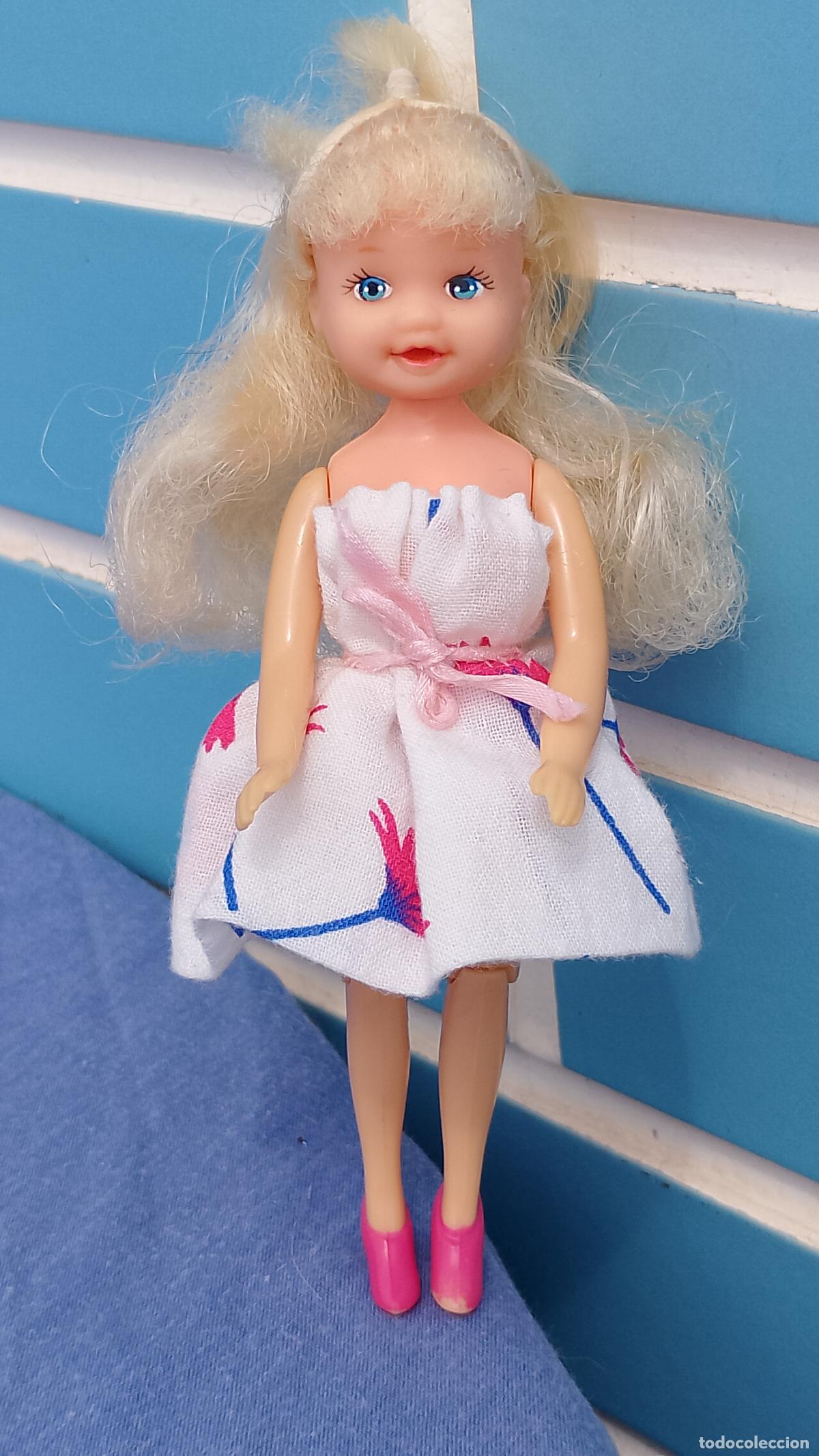 Barbie y Ken: Peque&ntilde;a mu&ntilde;eca articulada clon de Shelly o Kelly