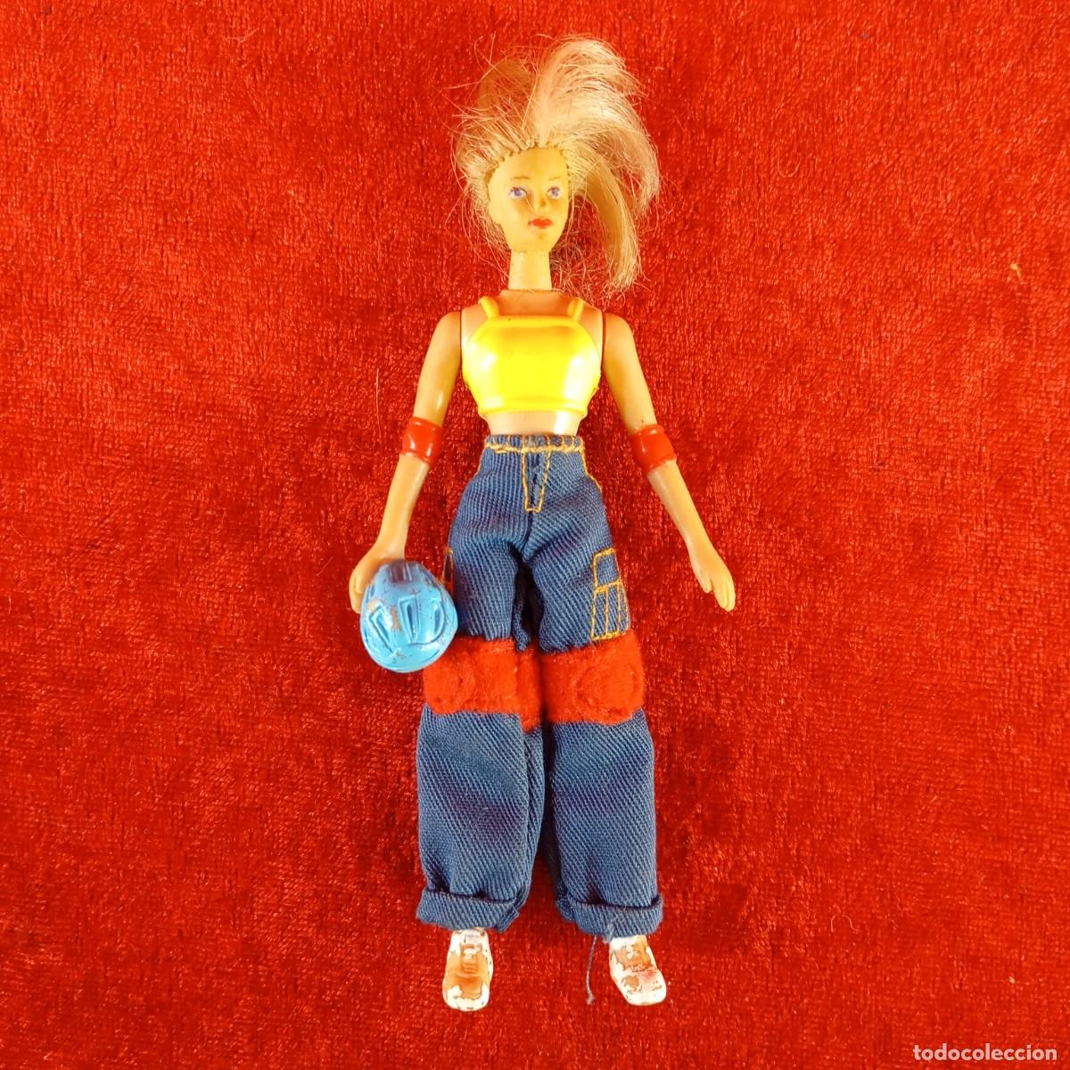 Barbie y Ken: FIGURA DE PVC ARTICULADA - TORI SKATER - MINI BARBIE - MC DONALD'S - 11,5 X 5,5 CM / 2087