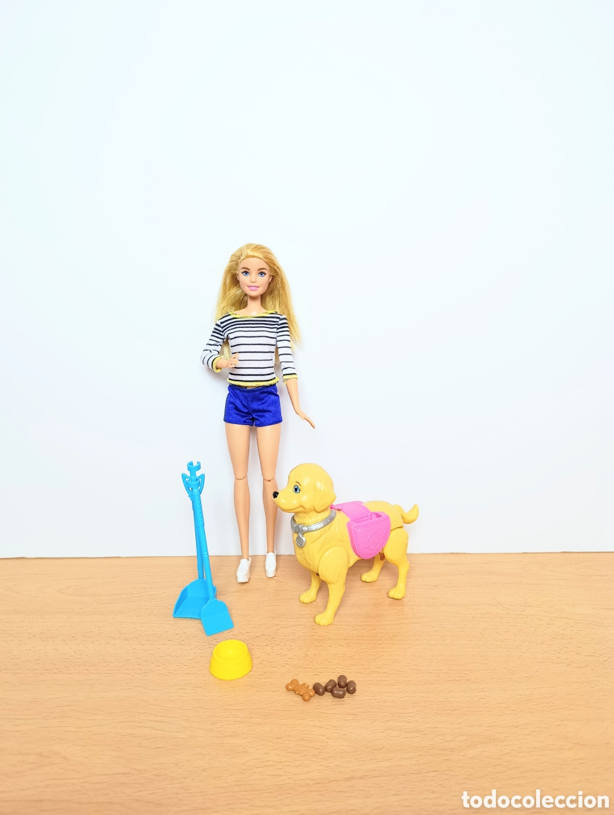 Barbie y Ken: Barbie y su perrito pop&oacute;/ walk and potty puppy