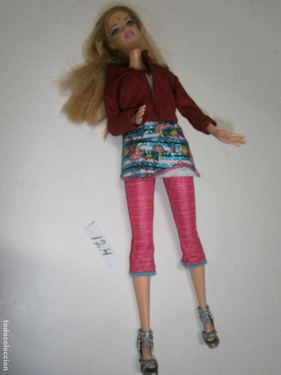 Barbie y Ken: MU&Ntilde;ECA BARBIE CON ROPITAS