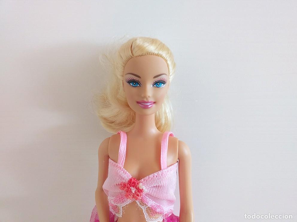 Barbie y Ken: Mu&ntilde;eca Barbie bailarina, piernas rosas, ralla del pelo lateral
