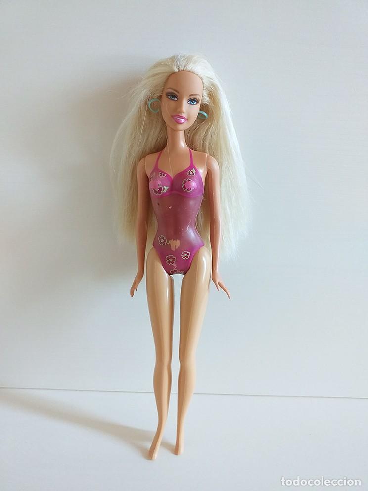 Barbie y Ken: Mu&ntilde;eca Barbie con ba&ntilde;ador pintado y pendientes de aro