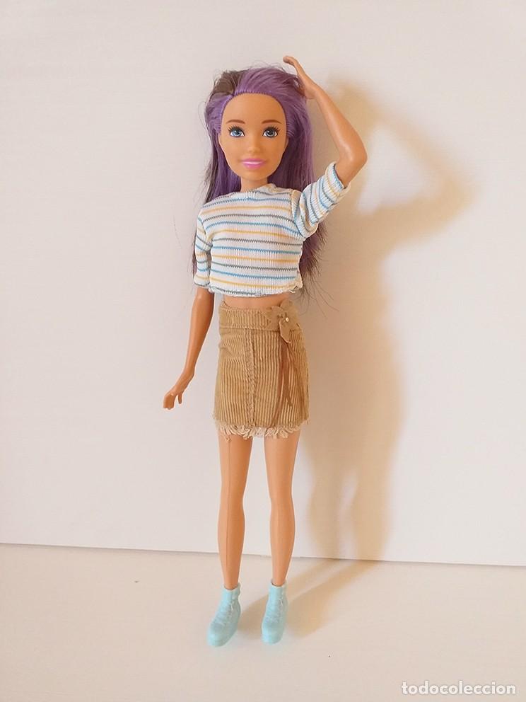 Barbie y Ken: Mu&ntilde;eca skipper fashionista, adolescente morena con mechas lilas