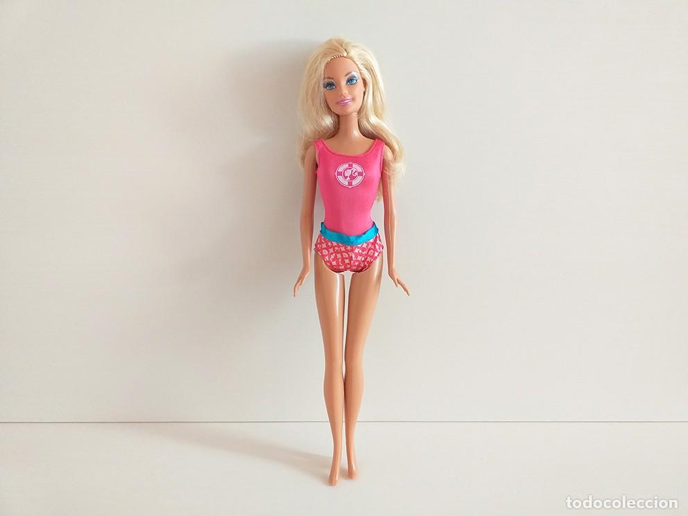 Barbie y Ken: Mu&ntilde;eca Barbie con ba&ntilde;ador de socorrista