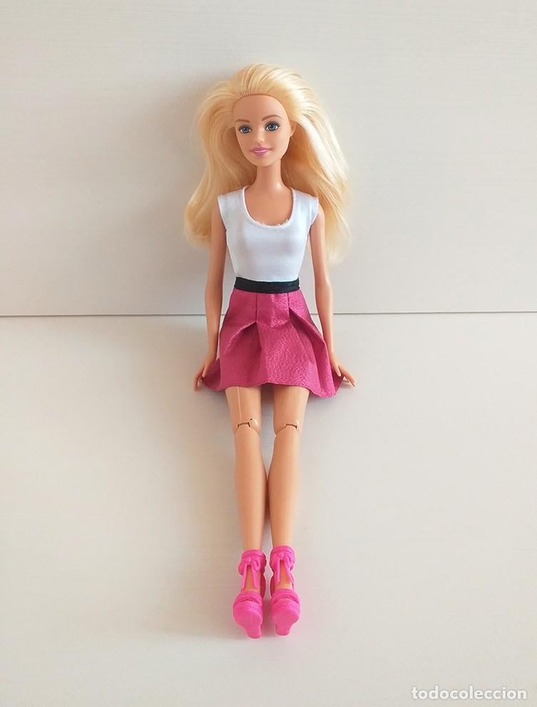 Barbie y Ken: Mu&ntilde;eca Barbie con rodillas articuladas