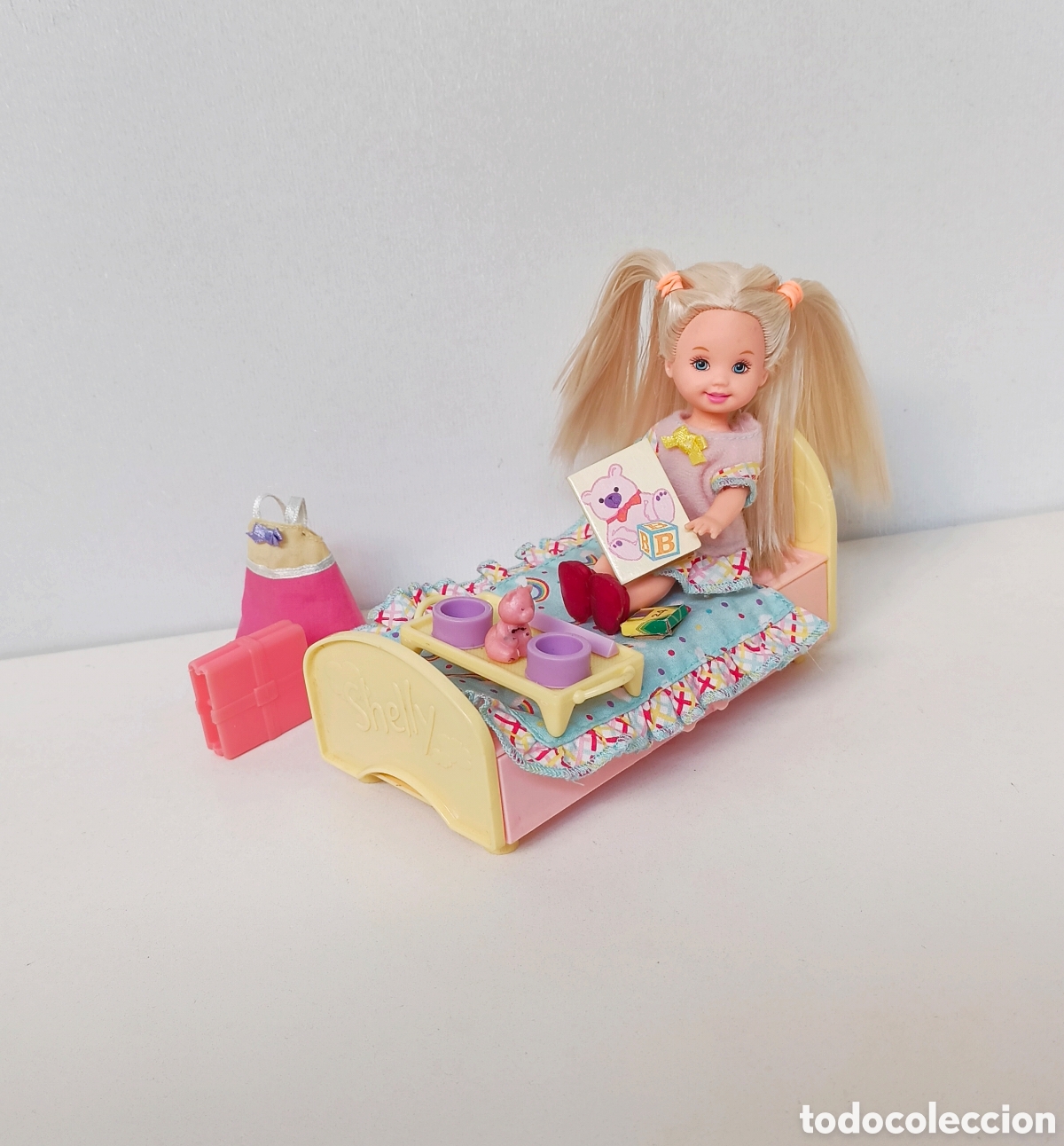Barbie y Ken: Barbie Love 'N Care Kelly 2000 #27039 cama y accesorios mu&ntilde;eca Shelly