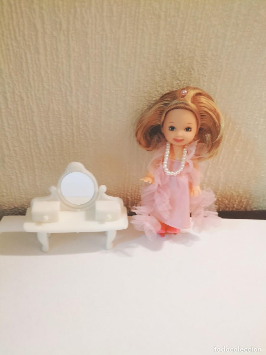 Barbie and Ken: De Barbie, peque&ntilde;a Kayla con tocador con espejo