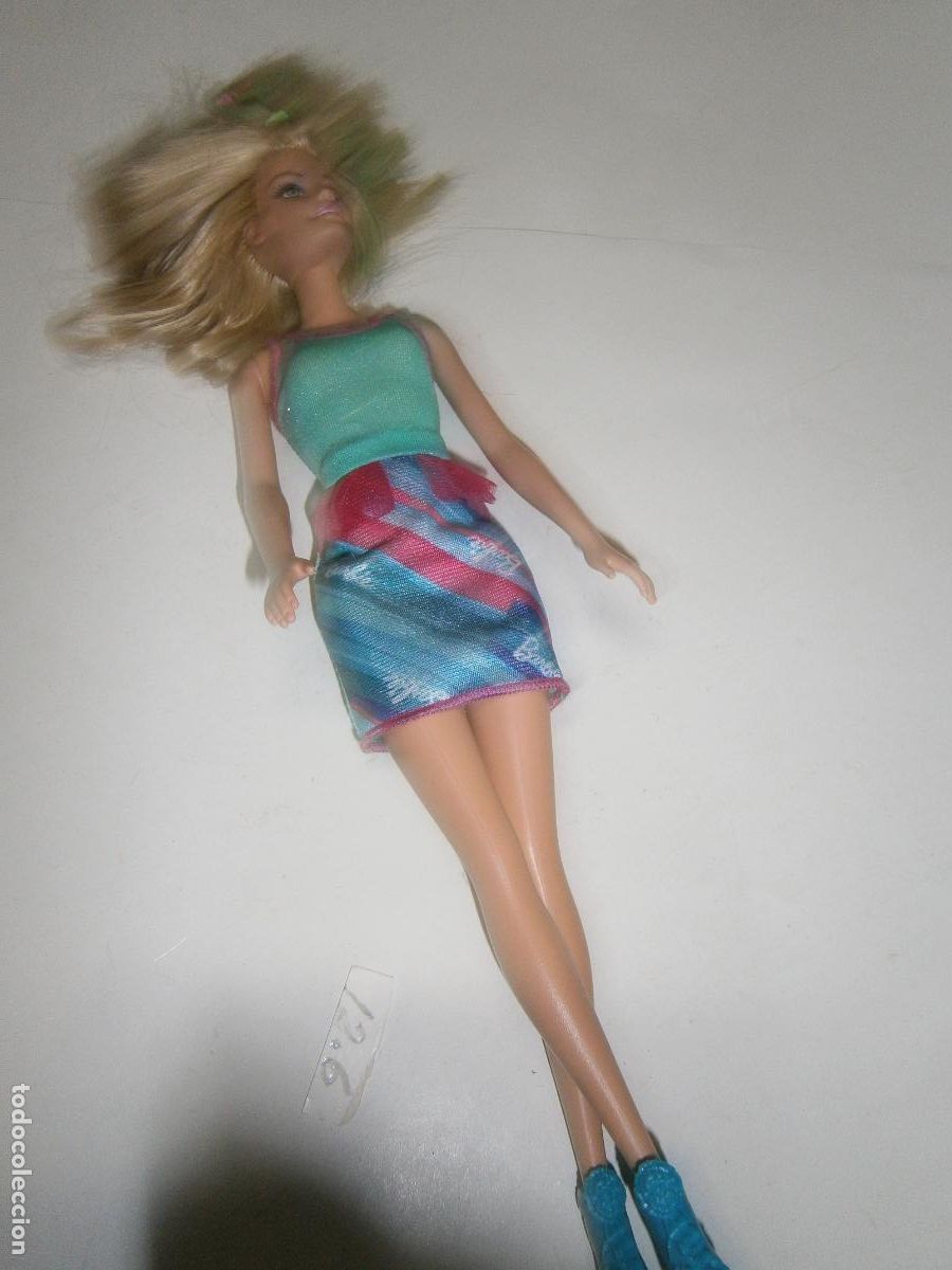 Barbie y Ken: BARBIE RUBIA CON ROPITAS