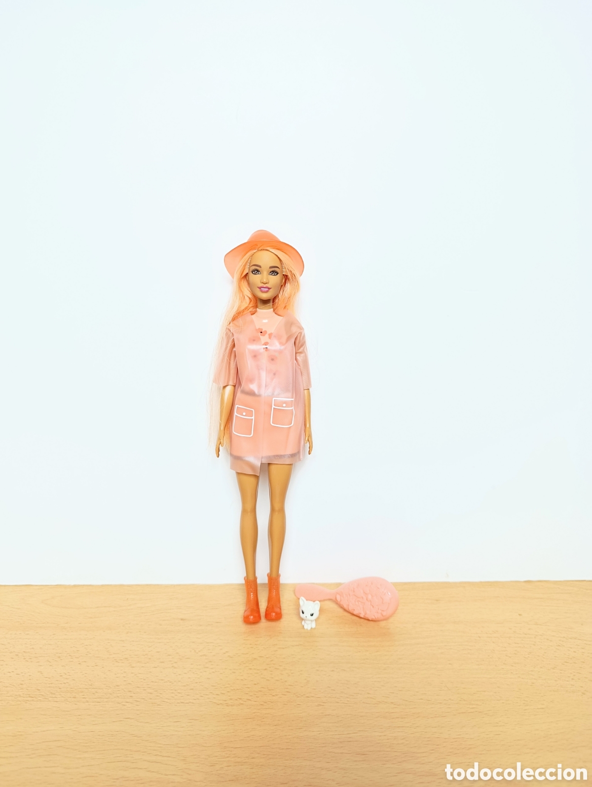 Barbie y Ken: Mu&ntilde;eca barbie color reveal naranja