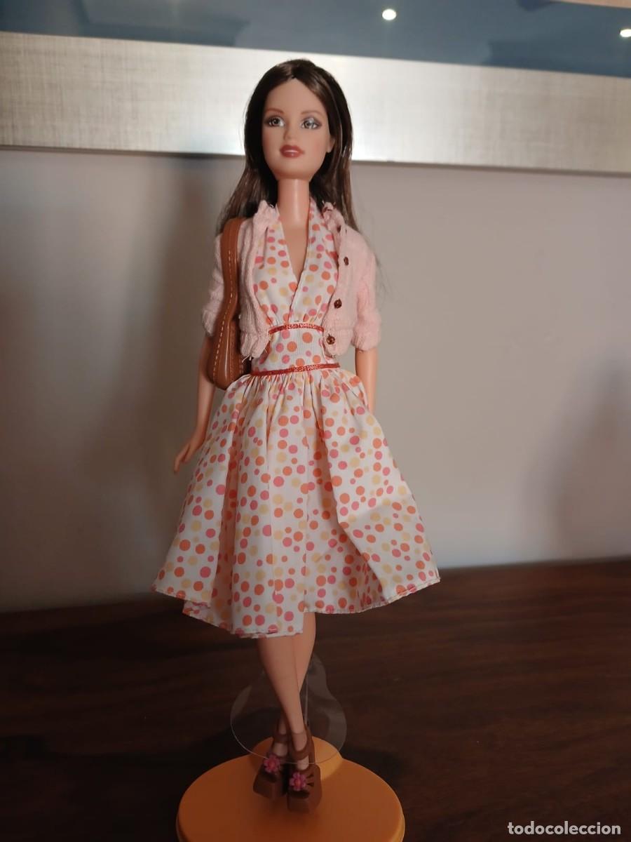 Barbie y Ken: Barbie Fashion Fever Teresa H0873 2004 con outfit original y soporte