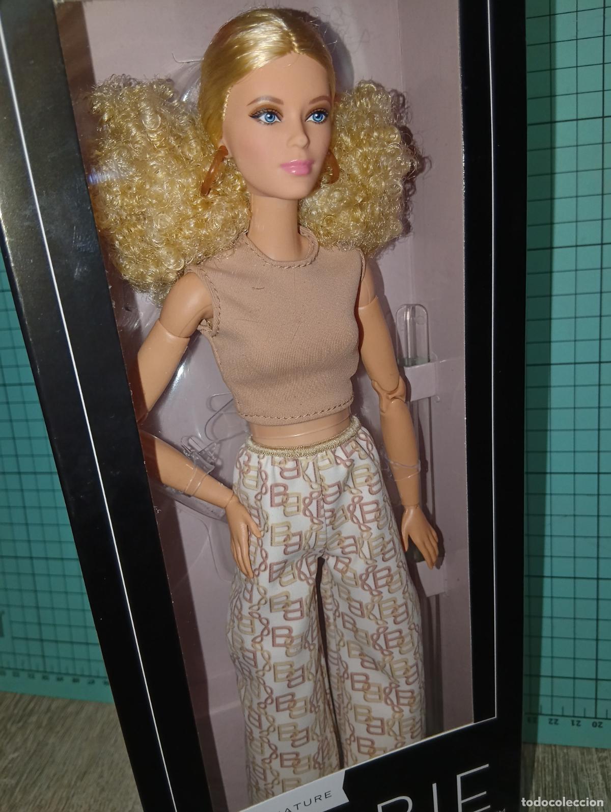Barbie y Ken: Mu&ntilde;eca Barbie signature b&aacute;sics modelo 7