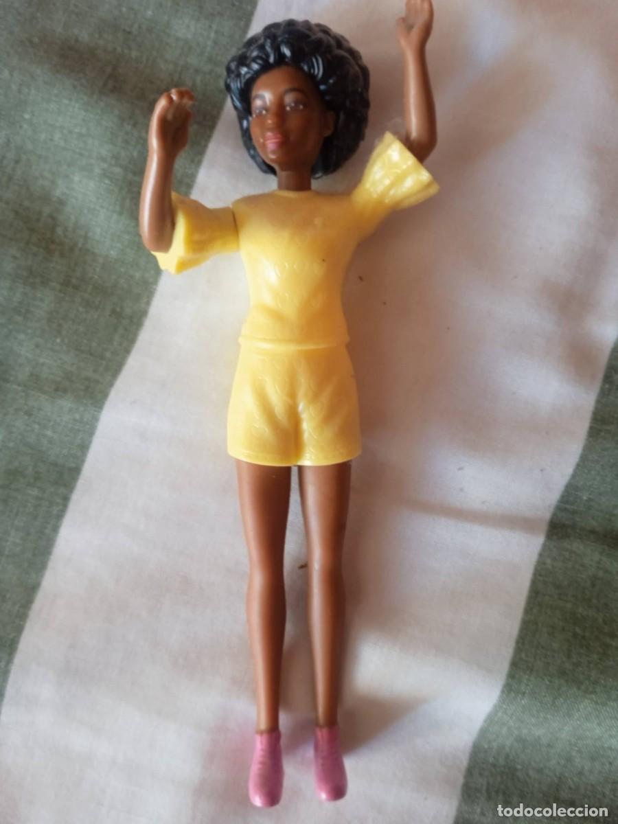 Barbie y Ken: barbie negra amarillo