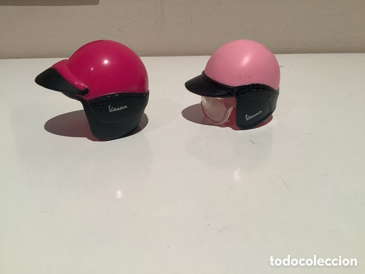 Barbie y Ken: 2 Cascos Rosa y Rojo de Barbie de Moto Vespa