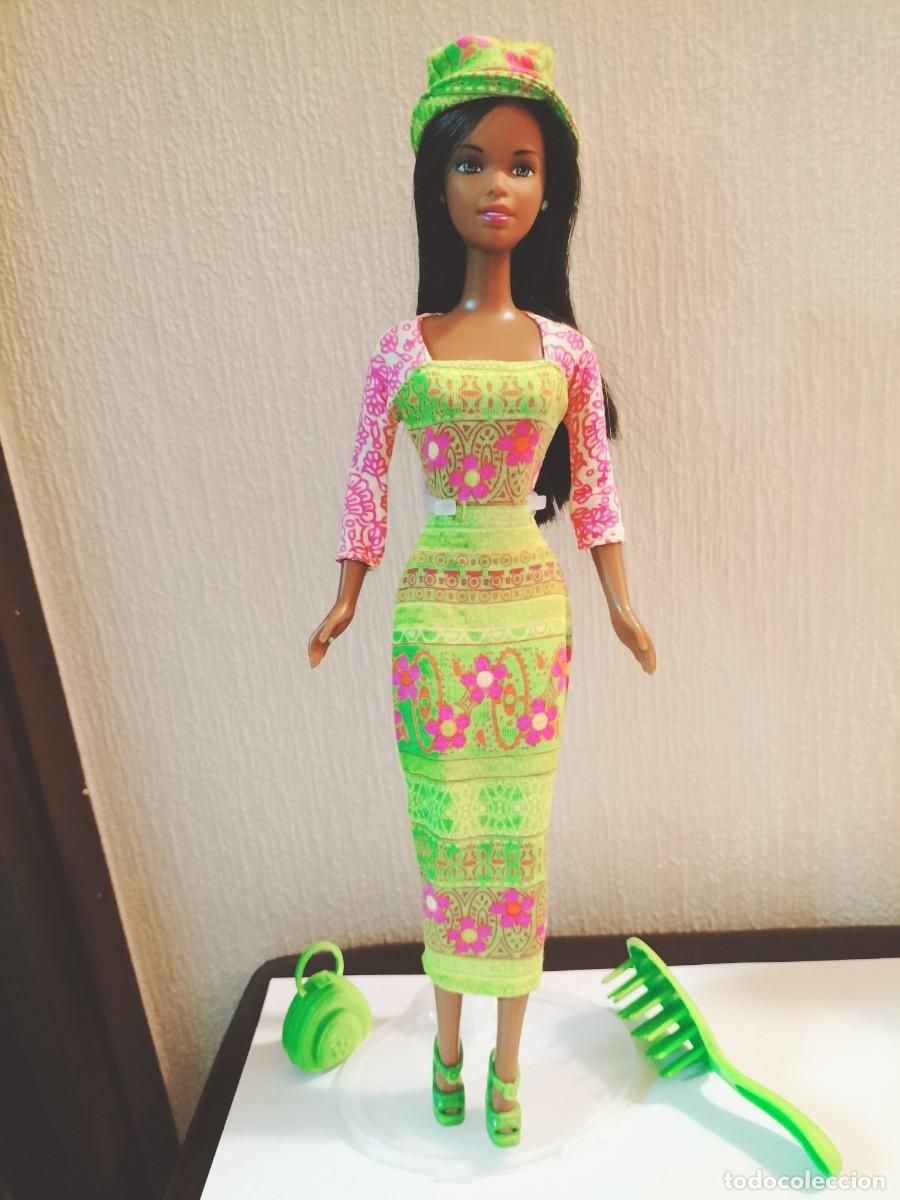 Barbie y Ken: Barbie Flower Power Afro Americana con peana