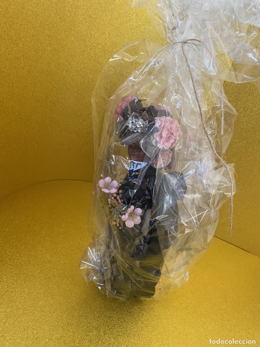 Barbie y Ken: Mu&ntilde;eca Mattel personalizada artesanalmente - Dama negra de flores rosas