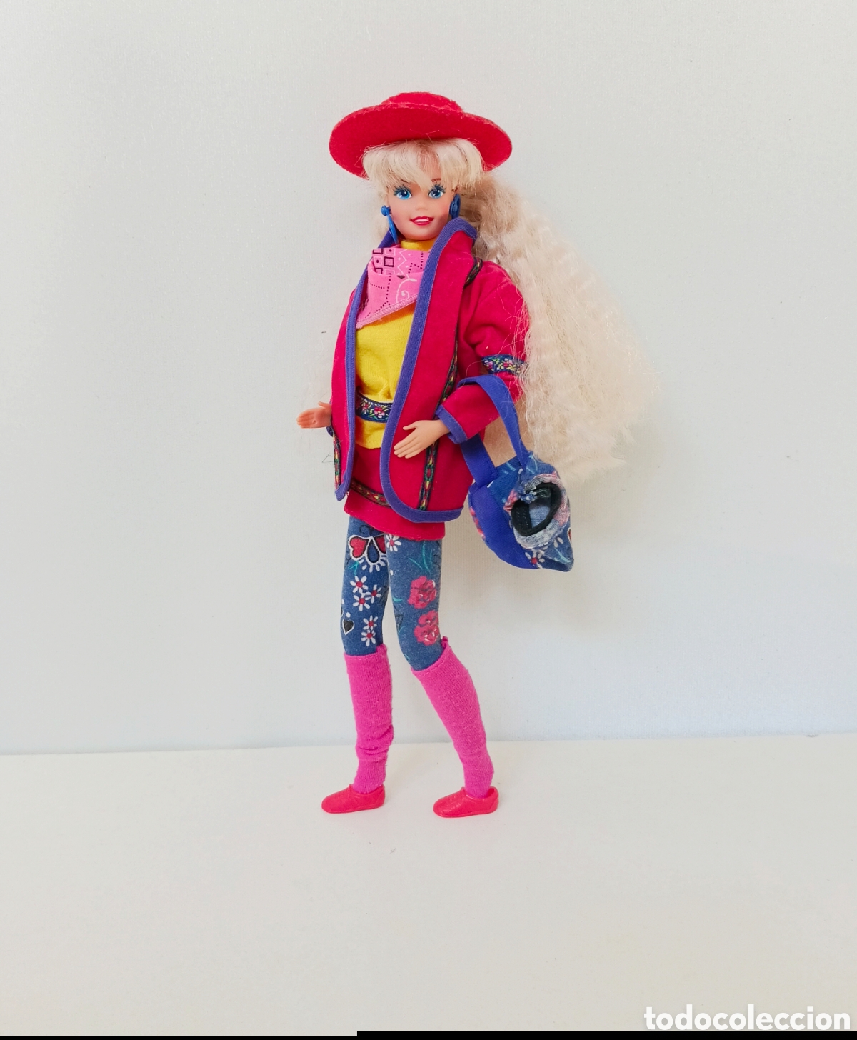 Barbie y Ken: Barbie Benetton 1990 completa, pa&ntilde;uelo rosa, chaqueta, falda roja, pantal&oacute;n y bolso azul a&ntilde;os 90