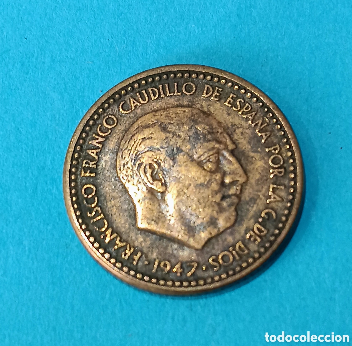 Billetes con errores: 1 Peseta 1947 *54 Estado Espa&ntilde;ol con error de acu&ntilde;aci&oacute;n ( Chich&oacute;n en la Frente)M&aacute;s monedas en perfil