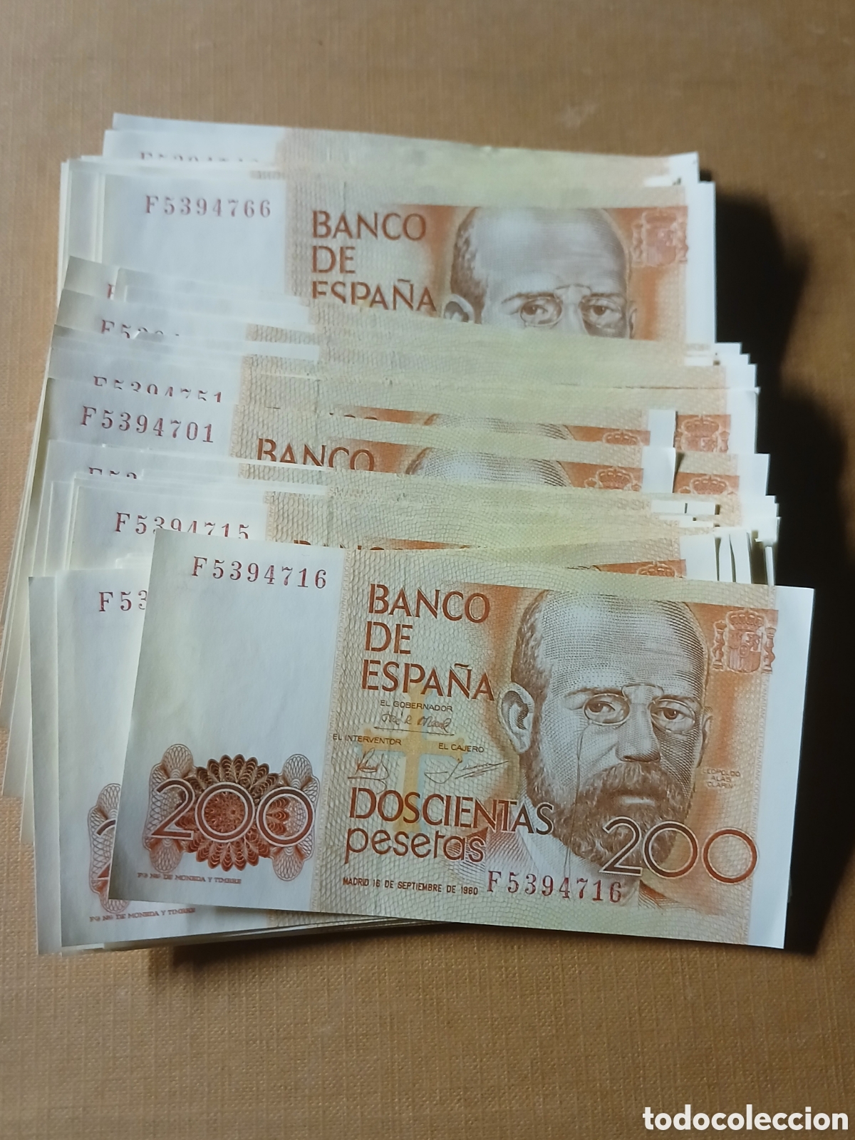 Billetes espa&ntilde;oles: 86 BILLETES DE 200 PESETAS 1980 ALAS CLAR&Iacute;N SERIE F SIN CIRCULAR, MAYOR&Iacute;A CORRELATIVOS.
