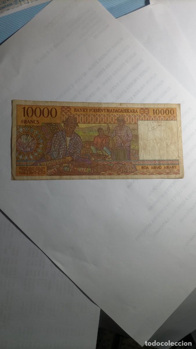 Billetes extranjeros: MADAGASCAR - 10000 FRANCS - P79 - Foto 2