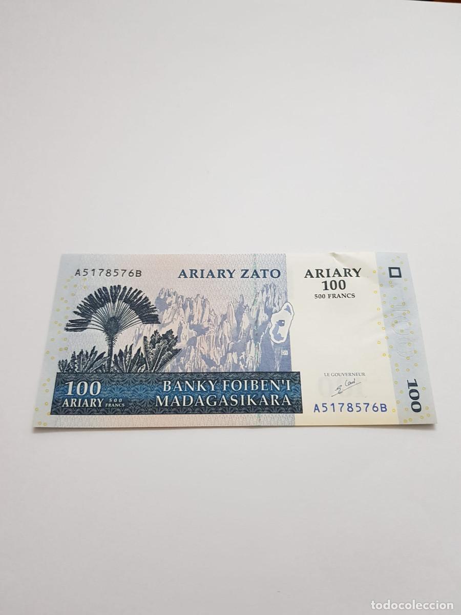 Billetes extranjeros: MADAGASCAR-100 ARIARY-500 FRANCOS-2004