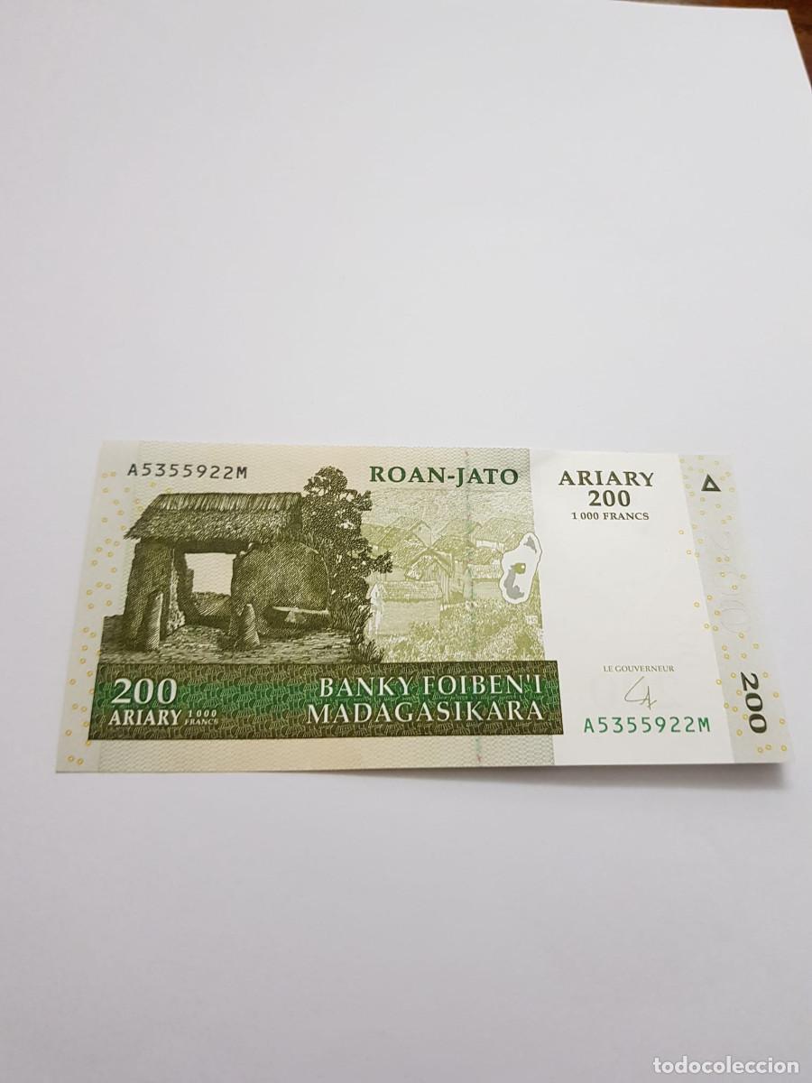 Billetes extranjeros: MADAGASCAR-200 ARIARY-1000 FRANCOS-2004