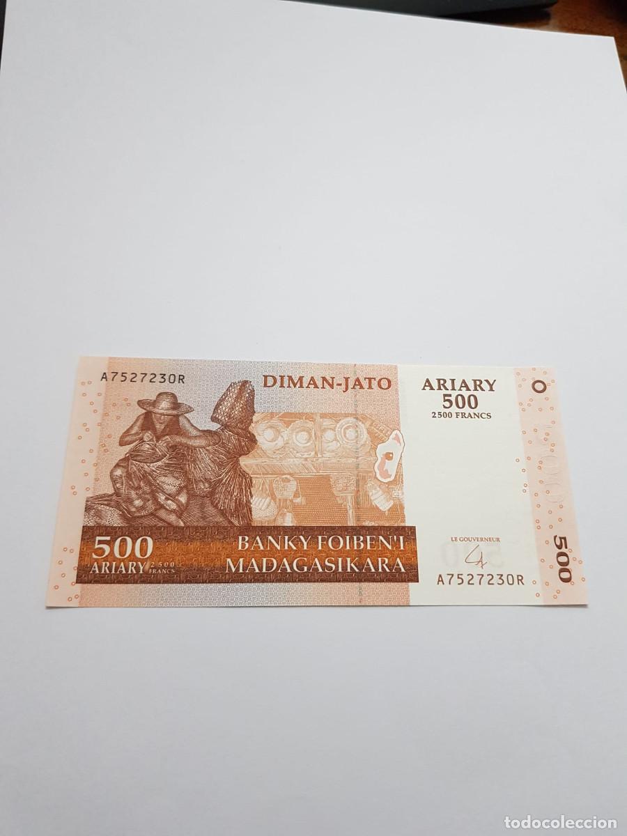 Billetes extranjeros: MADAGASCAR-500 ARIARY-2500 FRANCOS-2004