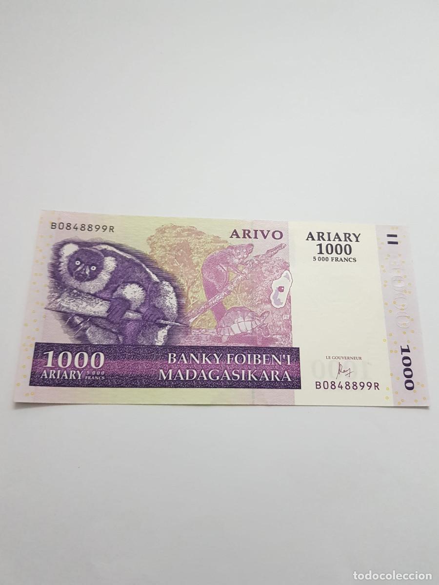 Billetes extranjeros: MADAGASCAR-1000 ARIARY-5000 FRANCOS-2004