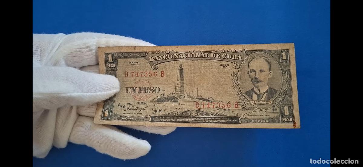 Billetes extranjeros: Billete de Cuba. 1 Peso. A&ntilde;o 1958. Plaza C&iacute;vica y escudo
