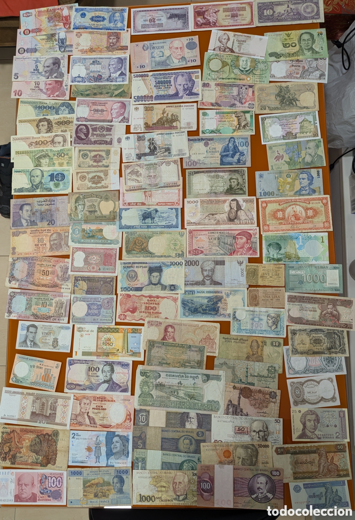 International Banknotes: Lote de 90 billetes diferentes del mundo