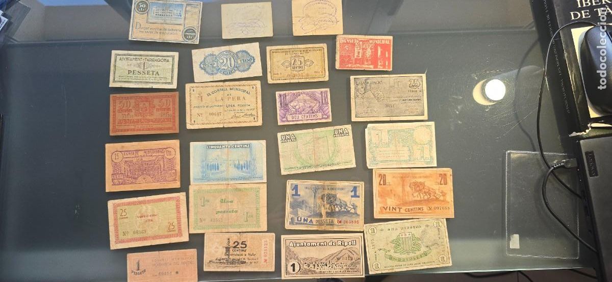 Billetes locales: lote de 23 billetes locales y vales. La mayoria catalanes